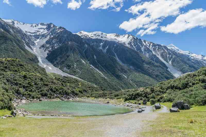 Wisata Danau Rotomairewhenua di Pegunungan Nelson Lakes National Park South Island Selandia Baru